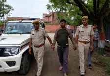 पत्नी से अफेयर के शक में भतीजे की हत्या : पुलिस ने आरोपी चाचा को किया गिरफ्तार, खून से लथपथ तड़पता छोड़कर घर जाकर सो गया चाचा