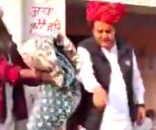 वीडियो न्यूज़ : भाजपा के पूर्व सांसद ने मुस्लिम महिलाओं से कंबल वापस लिए : जौनपुरिया का वीडियो हुआ वायरल , कहा - हट जा एक तरफ, कांग्रेस बोली - कंबल जैसी छोटी वस्तु के लिए भाजपा की ओछी मानसिकता