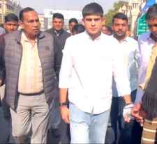 वीडियो न्यूज़ : पायलट पहली बार बेटे को लेकर प्रदर्शन में पहुंचे : 'अरावली बचाओ-भविष्य बचाओ' मार्च में हुए शामिल बोले - ये चार इंजन वाली सरकार है, इसके चारों इंजन दौड़ रहे