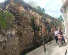 स्कूल की दीवार क्षतिग्रस्त, पलस्तर गिरा : शिक्षा विभाग को अवगत कराने के बावजूद कार्रवाई नही, हादसा होने का भी अंदेशा, मरम्मत की मांग