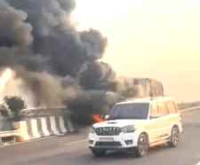 डिवाइडर से टकराने पर ट्रेलर में लगी आग  :आग से ट्रेलर जलकर हुआ खाक, भारत माला हाईवे पर हुआ हादसा, चालक बाल बाल बचा