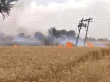 झुंझुनू में 11केवी की लाइन टूटने से गेंहू के खेत में लगी आग : आग पर काबू पाने के लिए किसान ट्रैक्टर लेकर दौड़े, आक्रोशित ग्रामीणों का पावर हाउस पर धरना, मुआवजे की मांग