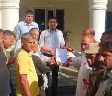 वीडियो न्यूज़ : नीमकाथाना में नवोदय छात्र की मौत : परिजनों ने लगाया हत्या का आरोप , पुलिस उपाधीक्षक को सौंपा ज्ञापन, गिरप्तारी तक पोस्टमार्टम न करवाने की मांग