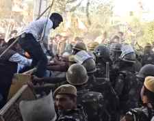 वीडियो लाइव : राजस्थान में किसानों - पुलिस की झड़प, जमकर बवाल  : किसानों ने गाड़ियों में लगाई आग, लाठीचार्ज में कांग्रेस विधायक हुए घायल, इंटरनेट सेवा, स्कूल और दुकानें बंद