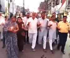 कांग्रेस कार्यकर्ताओ ने स्वास्थ्य मंत्री से माँगा इस्तीफा : छिंदवाड़ा में बच्चें की मौत पर कांग्रेस का विरोध - प्रदर्शन, भिंड शहर में निकाला कैंडल मार्च,  बच्चों को दी श्रद्धांजलि