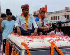 वीडियो न्यूज़ : नीमकाथाना में इंटरनेशनल कांस्य पदक विजेता का स्वागत : इंटरनेशनल कांस्य पदक विजेता कोमल वर्मा का विजजी जुलूस निकाल कर किया सम्मान, अब ओलम्पिक लक्ष्य