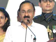 वीडी सतीशन बने केरलम के मुख्यमंत्री : राज्यपाल अर्लेकर ने मुख्यमंत्री पद की दिलाई शपथ, कांग्रेस नेता राहुल गांधी और प्रियंका गांधी भी रही मौजूद