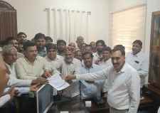 नीमकाथाना में जिला कांग्रेस कमेटी का प्रदर्शन : रसोई गैस सिलेंडर की कमी को लेकरअतिरिक्त जिला कलेक्टर कार्यालय के बाहर धरना, सौंपा ज्ञापन