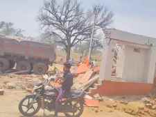 अनियंत्रित ट्रॉला मंदिर से टकराया : मंदिर क्षतिग्रस्त होने से ग्रामीणों में आक्रोश, कार्यवाई की मांग,  दुर्घटना में 11 हजार वोल्ट की हाई टेंशन लाइन का तार भी टुटा