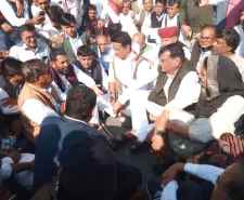 सांसद राहुल कस्वां के किसान एकता ट्रैक्टर मार्च को पुलिस ने रोका : 100 से अधिक ट्रैक्टर जब्त, 20 किसानों को हिरासत में लिया, सरकार ने वार्ता के लिए जयपुर प्रतिनिधिमंडल जाएगा