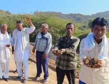 वीडियो न्यूज़ : फोरलेन सड़क में घटिया सामग्री लगाने का आरोप : पाटन में ग्रामीणों ने किया जमकर विरोध प्रदर्शन, दी आन्दोलन की चेतावनी, कहा - "मिट्टी की सड़क कितने दिन चलेगी?"