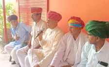 वीडियो न्यूज : डोटासरा, जूली और अमराराम पर भड़के किसान : किसान महापंचायत के राष्ट्रीय अध्यक्ष रामपाल जाट ने कहा - 'आपके 2 MLA तो बोले, लेकिन पार्टी को सांप सूंघ गया'