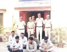 पुलिस ने झुंझुनूं में 380 स्थानों पर दी दबिश : पुलिस ने दो दिन के विशेष अभियान में 51 आरोपितों को किया गिरफ्तार, जिलेभर में 70 टीमों ने की कार्रवाई