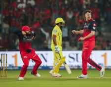 आरसीबी ने चेन्नई सुपर किंग्स को 43 रन से हराया : आईपीएल के इस सीजन में चेन्नई सुपर किंग्स की लगातार तीसरी हार, भूवी के आईपीएल में 200 विकेट पूरे