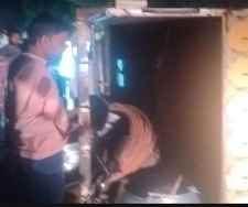 वीडियो न्यूज़ : लोहे के तारों से भरी पिकअप पलटी : ट्रैक्टर - ट्राली को बचाने के चक्कर में ब्रेक लगाने से हुआ हादसा, अजीतगढ़ रोड पर धवली टोल के पास हुआ हादसा