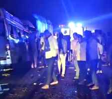 खड़े ट्रेलर में घुसी टूरिस्ट बस, 18 श्रद्धालुओं की मौत : मरने वालों में ज्यादातर महिलाएं, कपिल मुनि आश्रम से दर्शन कर वापस लौट रहे थे, ओवरटेक करने के दौरान हुआ हादसा