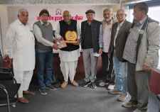 जाट बोर्डिंग हाऊस संस्थान  को सहयोग : पूर्व अध्यापक राम लाल बिजारणियां पलसाना ने  ईककावन हजार  रुपए की सहयोग राशि की भेंट