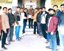 सिंघाना उपतहसील को तहसील में क्रमोन्नत करने की मांग : ग्रामीणों ने मुख्यमंत्री के नाम तहसीलदार सौंपा ज्ञापन, कहा - तहसील मुख्यालय से 20 किलोमीटर की है दुरी