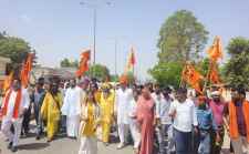 वीडियो न्यूज़ : नीमकाथाना में गौ माता को राष्ट्रीय माता के दर्जे की मांग :  रैली निकालकर राष्ट्रपति, प्रधानमंत्री, राज्यपाल और मुख्यमंत्री के नाम सौंपा ज्ञापन, नन्हीं गौ भक्त बोली - जब धारा 370 हट सकती तो.!