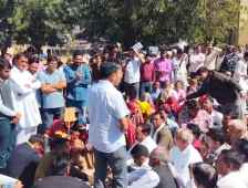 रींगस में प्रसूता और नवजात की मौत का मामला : परिजनों और ग्रामीणों का अस्पताल परिसर में धरना प्रदर्शन, परिजनों ने डॉक्टर पर लगाया लापरवाही का आरोप