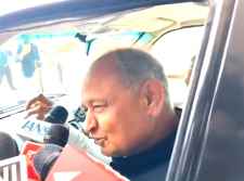 वीडियो लाइव : गहलोत बोले - पायलट की दोनों टांगे कांग्रेस में ही रहेंगी : मानेसर कांड का जिक्र करते हुए गहलोत ने पायलट को लेकर दिया बड़ा बयान, कहा वो हमे छोड़कर नही जायेंगे