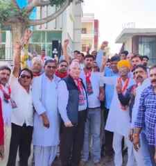 कार्यकर्ताओं ने शहर में आतिशबाजी कर बांटी मिठाइयां : लोकसभा चुनाव की तारीखों के एलान से पहले भजनलाल सरकार ने दी राजनीतिक नियुक्ति , प्रेमसिंह बाजोर तीसरी बार बने सैनिक कल्याण बोर्ड के अध्यक्ष