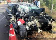 तेज रफ्तार कार और ट्रेलर की भिड़ंत : हादसे में दो युवकों की दर्दनाक मौत, राह चलती एक छात्रा सहित तीन लोग गंभीर रूप से घायल, खाटूधाम से दर्शन कर लौट रहे थे यूपी