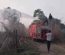 वीडियो न्यूज़ : कसावती नदी की तलहटी में लगी भीषण आग़ : फायर बिग्रेड खोजती रही रास्ता, आग के कारणों का नहीं चल पाया पता, आग पर पाया गया काबू
