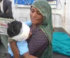 बाड़मेर में सरकारी स्कूल में बच्चों पर गिरा पंखा : हादसे में 2 बच्चे घायल, एक घायल बच्चा अपनी दादी को देखते ही रोने लगा