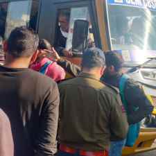 नीमकाथाना में चलती निजी स्कूल बस का निकला टायर : मची चीख पुकार, बड़ा हादसा टला, स्कूल स्टाफ राहगीरों से बोला - ये आपके बच्चें है क्या ?