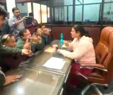 वीडियो लाइव : दैनिक भास्कर के स्टिंग ऑपरेशन पर घमासान : विधायकों पर 'विधायक निधि' जारी करने के बदले रिश्वत का आरोप, विधायक बनावत बोली - "दैनिक भास्कर खबर का खंडन छापे, नहीं तो मैं कोर्ट ..”