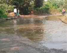 वीडियो न्यूज़ : सुनवाई नही होने का आरोप : सखवारा में मुख्य सड़क पर जल भराव हो जाने के कारण राहगीर हो रहे परेशान, ग्रामीणों ने समस्या समाधान की मांग की