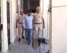 अवैध हथियार के साथ कॉन्स्टेबल और LDC गिरफ्तार : पूर्व मंत्री का गनमैन भी रह चुका पुलिसकर्मी,  दोनों को थाने के सामने से ATS ने पकड़ा