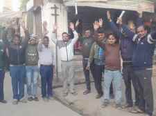 सिंघाना में टूटी नाली की मरम्मत की मांग : आक्रोशित व्यापारियों ने किया विरोध प्रदर्शन, प्रशासन पर लगाया अनदेखी का आरोप, कहा - लोग गिरकर हो रहे चोटिल