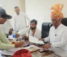 वीडियो न्यूज़ : सांसद अमराराम ने पाटन में की जनसुनवाई : पेयजल, बिजली और अवैध खनन समेत कई मुद्दों पर विचार-विमर्श , कहा - हर समस्या का समाधान होगा