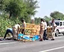 जली हुई बाइक के साथ मिला युवक का शव : इलाके में मचा हड़कंप, फतेहपुर में झुंझुनू-दिल्ली राष्ट्रीय राजमार्ग (NH-11) बायपास का मामला, पुलिस जाँच में जुटी