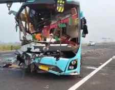 कोटा में दिल्ली-मुंबई एक्सप्रेस-वे पर बड़ा हादसा हुआ : दिल्ली से इंदौर जा रही स्लीपर कोच बस अज्ञात वाहन से टकराई, हादसे में 2 की मौत,  एक दर्जन यात्री घायल