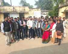 एसडीएम कार्यालय पर पटवारियों का प्रदर्शन : एसडीएम को सौंपा ज्ञापन, विभाग के आदेश को बताया - कर्मचारियों का मनोबल गिराने वाला तरीका