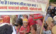 वीडियो न्यूज़ :नीमकाथाना के मंडोली गांव में खनन पट्टा मामला : प्रस्तावित खनन पट्टे के विरोध में पूरा गांव उतरा सड़क पर, राज्यपाल के नाम एसडीएम को सौंपा ज्ञापन