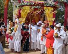 वीडियो न्यूज़ : 108 कुंडात्मक श्रीराम महायज्ञ का भव्य शुभारंभ : महायज्ञ नीमकाथाना के पीलाजोहड़ा आश्रम में 12 से 20 जून तक,  सैकड़ों महिलाओं ने निकाली कलश यात्रा