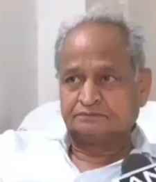 गहलोत का मुख्यमंत्री को लेकर बड़ा बयान : बोले - "भजनलाल हम सबको सूट करते हैं, पांच साल राज करो, आपको कौन रोक रहा है?"