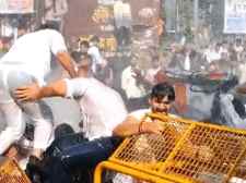 जयपुर यूथ कांग्रेस कार्यकर्ताओ - पुलिस के बीच धक्का-मुक्की : 'वोट चोरी' और एसआईआर में गड़बड़ी के आरोपों को लेकर सीएम आवास का घेराव, पुलिस ने रोका, वाटर कैनन से पानी बरसाया