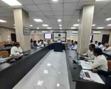 कलेक्ट्रेट सभागार में कलेक्टर ने ली बैठक : सड़को पर जेब्रा क्रॉसिंग, संकेतक बोर्ड, रिफ्लेक्टर, स्पीड ब्रेकर लगाने के निर्देश, अगली मीटिंग में रिपोर्ट प्रस्तुत करनी होगी