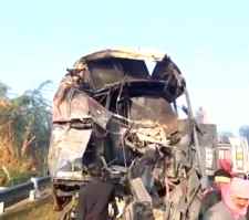 यमुना एक्सप्रेसवे पर भीषण सड़क हादसा :  घने कोहरे में 7 बसें, 3 कारें टकराईं, 4 जिंदा जले, दर्जनों घायल, सीएम ने की आर्थिक सहायता की घोषणा