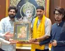 खाटूश्यामजी पहुंचे पूर्व क्रिकेटर हरभजन सिंह : बाबा श्याम के दर्शन कर मांगी दुआएं , टीम इंडिया की निरंतर जीत की कामना की
