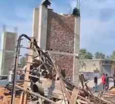 वीडियो न्यूज़ : सीकर के श्रीमाधोपुर में बड़ा हादसा : श्रीमाधोपुर में स्वागत द्वार का गिरा लेंटर, हादसे में 5 मजदूर घायल, तीन गंभीर हालत में हायर सेंटर रेफर