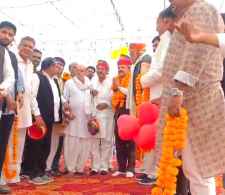 वीडियो न्यूज़ : खेतड़ी में प्रतिभा सम्मान समारोह आयोजित : भामाशाह घुमरिया ने किया प्रतिभाओ का सम्मान, जरूरतमंदों को बांटे कंबल, हुए भावुक