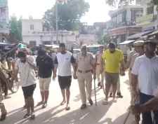 झुंझुनू में लूट के आरोपियों का निकाला जुलुस : आरोपी सड़क पर लंगड़ाते हुए चलते रहे और सिर झुकाए कान पकड़कर बोले  - अपराध नहीं करेंगे, गुंडागर्दी की रील नहीं डालेंगे