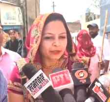 वीडियो न्यूज़ : मांदरी के डिप्टी कमांडेड नवाजे गए शौर्य चक्र से : "मेरे लिए खुशी की बात है कि मेरे पति शौर्य चक्र लेकर पहुंचे, सब बहुत खुश", गाँव पहुँचने पर डिप्टी कमांडेंड का भव्य स्वागत