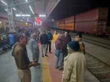 वीडियो न्यूज़ : नीमकाथाना रेलवे स्टेशन को बम से उड़ाने की धमकी : रेलवे स्टेशन पर मचा हडकंप, सुचना पर पुलिस, फायर ब्रिगेड और एंबुलेंस की टीम पहुंची मौके पर